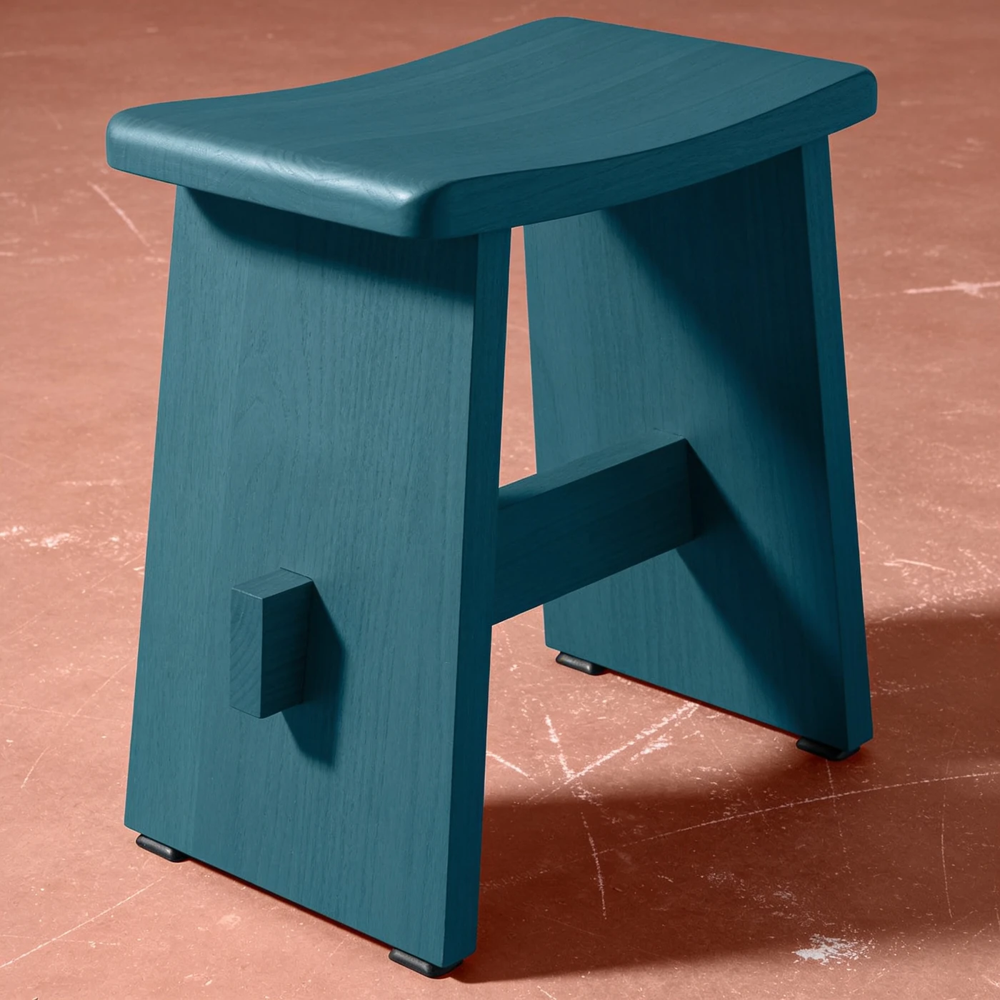 Brücke Hocker — Vollständiger Hocker mit rechteckiger, abgerundeter Sitzplatte, zwei breiten Plattenbeinen und unterem Verbindungssteg.