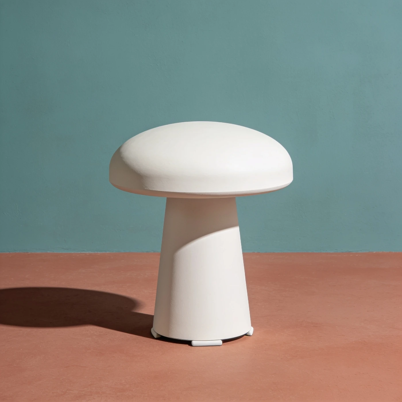 Pilz Hocker — Vollständiger pilzförmiger Hocker mit breitem gewölbtem Rundsitz und kurzem konisch zulaufendem Zylindersockel.